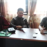 Tiga Komisi DPRD Konut Ancam Boikot Pembahasan APBD 2017 PIMPINAN KOMISI - Ketua Komisi I Rasmin Kamil (Kanan), Ketua Komisi III Samir (Tengah), Ketua Komisi II Saprin (Kiri) Dewan Perwakilan Rakyat Daeràh (DPRD) Konawe Utara, saat memberikan pernyataan desakan pelantikan eselon II bertempat di aula dewan setempat, Senin (21/11/2016).(MURTAIDIN/ZONASU LTRA.COM)