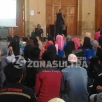 Antam Sosialisasi Penerimaan Karyawan ke Mahasiwa USN Kolaka SOSIALISASI ANTAM - Manager Planing and Development PT Antam Tbk, Dede Izuddin (berdiri) memberikan materi sosialisasi perekrutan karyawan Antam kepada mahasiswa USN Kolaka, di auditorium kampus USN, Rabu (9/11/2016). (Abdul Saban/ZONASULTRA.COM)