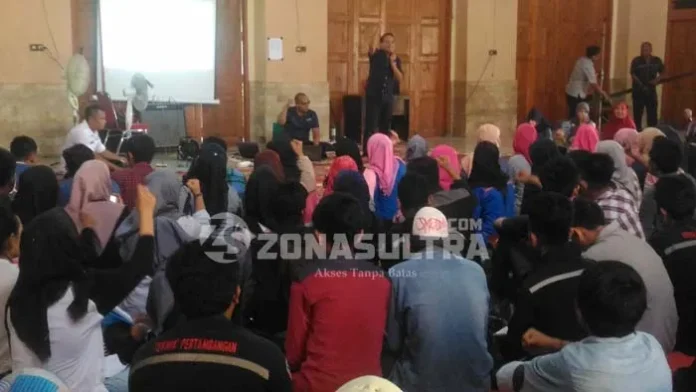 SOSIALISASI ANTAM - Manager Planing and Development PT Antam Tbk, Dede Izuddin (berdiri) memberikan materi sosialisasi perekrutan karyawan Antam kepada mahasiswa USN Kolaka, di auditorium kampus USN, Rabu (9/11/2016). (Abdul Saban/ZONASULTRA.COM)