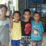 Demi Membantu Orangtua, Anak Ini Rela Menjadi Tukang Pikul Nain (Kiri), Alif (Tengah Kiri) yang menjadi tukang pikul di Pasar Basah Mandonga Kendari dan dua teman bermainnya. (Sitti Nurmalasari/ZONASULTRA.COM)