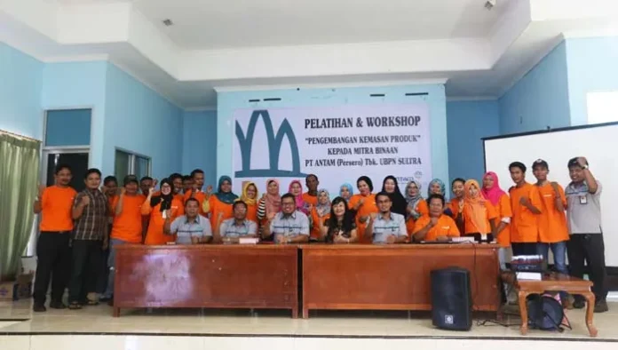 Workshsop pengembangan kemasan produk Usaha Kecil Menengah (UKM) itu dilaksanakan di pondok Huko-huko, kompleks Antam Pomalaa, Kabupaten Kolaka, Sultra mulai hari Rabu (8/11/2016) hingga hari Kamis (9/11/2016) yang bekerjasama dengan D&D Indonesia, sebuah perusahaan konsultan kemasan produk UKM.