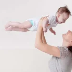 Ini Alasan Bayi Jangan Terlalu Sering Digendong ilustrasi bayi gendong