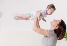 Ini Alasan Bayi Jangan Terlalu Sering Digendong ilustrasi bayi gendong