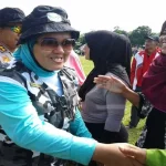 Bupati Konut Serahkan Bantuan PKH pada Warga Desa Linomoio PEMBAGIAN KARTU PKH- Terlihat Kepala Dinas Kesehatan Kabupaten Konawe Utara (Konut), Nurjannah Efendi menyalurkan kartu program keluarga harapan (PKH) kepada masyarakat miskin di Desa Linomoio, Kecamatan Oheo dala kegiatan gerak jalan napak tilas dalam mempringati hari pahlawan. (Jefri/ZONASULTRA.COM).