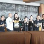D’Liquid Cafe Kendari Hadirkan Talent Baru Seven Blink Indonesia Foto bersama Seven Blink Indonesia dan Manager Entertaint Clarion, Suparmin. Usai melakukan conference pers dengan media, di Sky Poll Clarion, Selasa (8/11/2016).