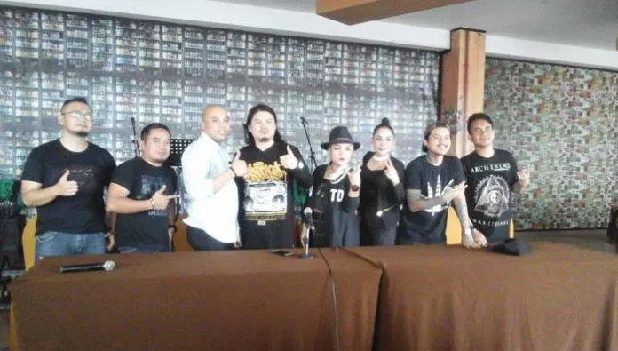 blink Foto bersama Seven Blink Indonesia dan Manager Entertaint Clarion, Suparmin. Usai melakukan conference pers dengan media, di Sky Poll Clarion, Selasa (8/11/2016).