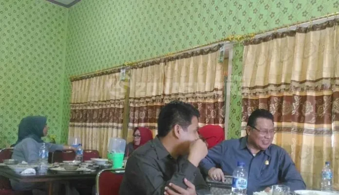 Ketua Komisi IV DPRD Sultra, Yaudu Salam Ajo, Rabu (9/11/2017) mengkritik perusahaan PT Surya Saga Utama (SSU) perusahaan yang bergerak di sektor pertambangan di Rumbia, Kabupaten Bombana. (Foto :Jumrad Raunde/ZONASULTRA.COM )