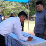 Teringat Sumpah, Ruksamin Sedih Saat Melantik Ketua BPD Konut. PELANTIKAN BPD-Terlihat Bupati Konawe Utara (Konut), H.Ruksamin melantik ketua dan anggotan Badan permusyawaratan daerah (BPD) di Kecamatan Lembo. Bertempat di Pantai Desa Taipa. Dalam pelantikan juga turut hadir Wakil Bupati Konut, Raup, Para SKPD Konut, Danramil Lasolo, Kapten Inf, Djadruddin, Kepala Desa juga masyarakat. (Jefri/ZONASULTRA.COM