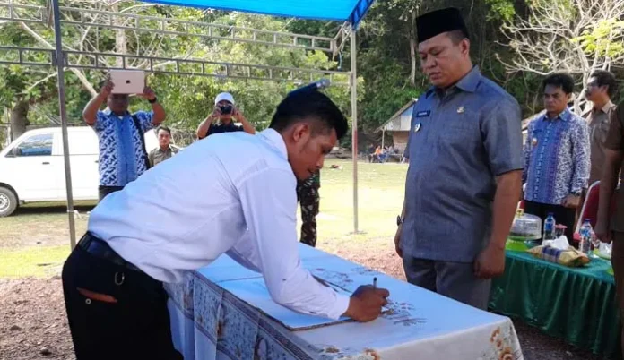 PELANTIKAN BPD-Terlihat Bupati Konawe Utara (Konut), H.Ruksamin melantik ketua dan anggotan Badan permusyawaratan daerah (BPD) di Kecamatan Lembo. Bertempat di Pantai Desa Taipa. Dalam pelantikan juga turut hadir Wakil Bupati Konut, Raup, Para SKPD Konut, Danramil Lasolo, Kapten Inf, Djadruddin, Kepala Desa juga masyarakat. (Jefri/ZONASULTRA.COM