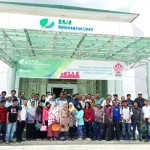 Bank Sultra Salurkan Dana CSR Kepada 3.000 Petani Kakao BANK SULTRA- Foto bersama perwakilan petani kakao binaa ESQI Project bersama Bank Sultra dan BPJS Ketenagakerjaan, Rabu (9/11/2016). Kegiatan ini merupakan sosialisasi Bank Sultra yang akan menyalurkan dana CSR kepada 3.000 petani kakao melalui layanan BPJSTK. (ILHAM SURAHMIN/ZONASULTRA.COM)