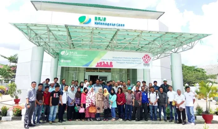 BANK SULTRA- Foto bersama perwakilan petani kakao binaa ESQI Project bersama Bank Sultra dan BPJS Ketenagakerjaan, Rabu (9/11/2016). Kegiatan ini merupakan sosialisasi Bank Sultra yang akan menyalurkan dana CSR kepada 3.000 petani kakao melalui layanan BPJSTK. (ILHAM SURAHMIN/ZONASULTRA.COM)