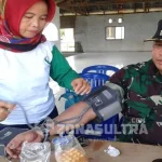 Pimpin Napak Tilas Hari Pahlawan Bupati Konut Nyaris Pingsan PEMERIKSAAN KESEHATAN-Terlihat Bupati Konawe Utara, Ruksamin melakukan pemeriksaan kesehatan. Diposko kesehatan Kelurahan Wiwirano, Kecamatan ohe. Hal ini dilakukan dalam kegiatan napak tilas dalam mempringati hari pahlawan. (Jefri/ZONASULTRA COM).