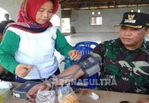Pimpin Napak Tilas Hari Pahlawan Bupati Konut Nyaris Pingsan PEMERIKSAAN KESEHATAN-Terlihat Bupati Konawe Utara, Ruksamin melakukan pemeriksaan kesehatan. Diposko kesehatan Kelurahan Wiwirano, Kecamatan ohe. Hal ini dilakukan dalam kegiatan napak tilas dalam mempringati hari pahlawan. (Jefri/ZONASULTRA COM).