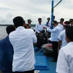 Dua Bumdes di Buton Terima Bantuan Kapal Ikan Seharga 1,4 Miliar Nampak Pelaksana tugas Kabupaten Buton Effendi Kalimuddin SH, saat naik diatas kapal bantuan dari kementerian Desa (Nanang/ZONASULTRA.COM)