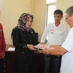 Pemkab Koltim Serahkan KUAPPAS ke DPRD Penyerahan KUAPPAS-Bupati Koltim Tony Herbiansyah serahkan KUAPPAS kepada Ketua DPRD Koltim Rahmatia Lukman diruang kerjanya Rabu(30/11/2016).(JASPIN/ZONASULTRA.COM)