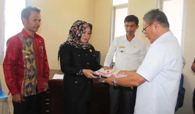 bupati_koltim_serahkan_kuappas_ke_dprd Penyerahan KUAPPAS-Bupati Koltim Tony Herbiansyah serahkan KUAPPAS kepada Ketua DPRD Koltim Rahmatia Lukman diruang kerjanya Rabu(30/11/2016).(JASPIN/ZONASULTRA.COM)