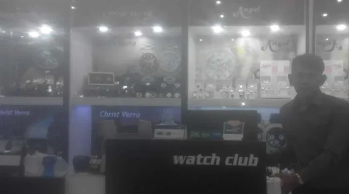 Store manajer Club Watch, Halim