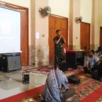 Dandim Kolaka Sosialisi Perspektif Ancaman NKRI kepada Mahasiswa USN ANCAMAN NKRI - Dandim 1412 Kolaka, Letkol CZI Cosmas Manungkalo Dangga (berdiri) memberikan menyampaikan arahan panglima TNI tentang perspektif ancaman kesatuan NKRI kepada mahasiwa USN Kolaka, Rabu (23/11/2016). (Abdul Saban/ZONASULTRA.COM)