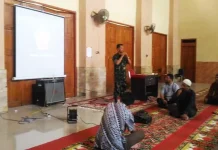 Dandim Kolaka Sosialisi Perspektif Ancaman NKRI kepada Mahasiswa USN ANCAMAN NKRI - Dandim 1412 Kolaka, Letkol CZI Cosmas Manungkalo Dangga (berdiri) memberikan menyampaikan arahan panglima TNI tentang perspektif ancaman kesatuan NKRI kepada mahasiwa USN Kolaka, Rabu (23/11/2016). (Abdul Saban/ZONASULTRA.COM)