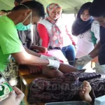 Hari Kedua Napak Tilas, Dinkes Konut Gelar Sunatan Massal SUNATAN MASSAL-Terlihat tim medis Dinas Kesehatan Kabupaten Konawe utara sedang melakukan sunat massal disertai pengobatan gratis dalam rangka mempringati napak tilas dan Hari Pahlawan 10 november, juga mensuksekan program senam jantung sehat bebas asap rokok. (Jefri/ZONASULTRA.COM)