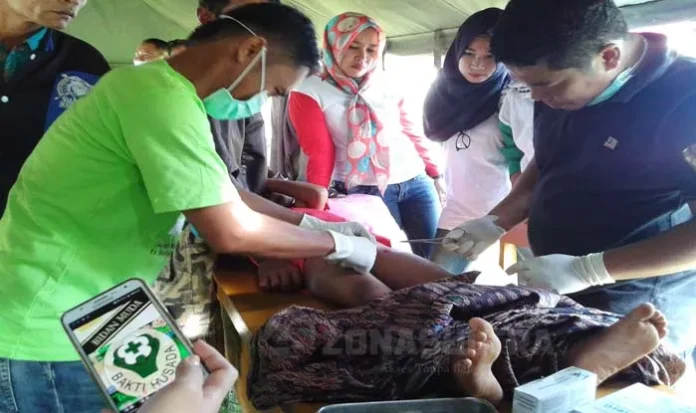 din SUNATAN MASSAL-Terlihat tim medis Dinas Kesehatan Kabupaten Konawe utara sedang melakukan sunat massal disertai pengobatan gratis dalam rangka mempringati napak tilas dan Hari Pahlawan 10 november, juga mensuksekan program senam jantung sehat bebas asap rokok. (Jefri/ZONASULTRA.COM)