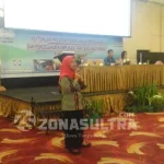 Kurangi Angka Kematian Bayi dan Ibu Melahirkan, Dinkes Kendari Sosialisasi Program P4K SOSIALISASI P4K - Kepala Dinas (Kadis) Kesehatan Kota Kendari Rahmi Nigrum (jilbab merah) sedang membawakan materi program perancanaan persalinan dan pencegahan komplikasi (P4K) di Hotel Grand Clarion, Kamis (3/11/2016). Kegiatan tersebut merupakan upaya mengurangi angka kematian ibu hamil dan bayi di Kota Kendari. (IRSAN RANO/ZONASULTRA.COM).