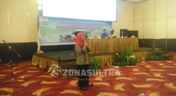 SOSIALISASI P4K - Kepala Dinas (Kadis) Kesehatan Kota Kendari Rahmi Nigrum (jilbab merah) sedang membawakan materi program perancanaan persalinan dan pencegahan komplikasi (P4K) di Hotel Grand Clarion, Kamis (3/11/2016). Kegiatan tersebut merupakan upaya mengurangi angka kematian ibu hamil dan bayi di Kota Kendari. (IRSAN RANO/ZONASULTRA.COM).