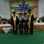 Inilah Wisudawan Terbaik UHO Periode Agustus-November WISUDA TERBAIK - Wisudawan terbaik periode Agustus-November 2016 gelombang pertama Fauzan Hidayat (ketiga dari kiri) dari program studi (prodi) Teknik Sipil, Fakultas Teknik bersama saudara kembarnya Rohmat Hidayat (kedua dari kiri) yang juga merupakan wisudawan terbaik prodi Teknik Sipil berfoto bersama dengan Rektor Universitas Halu Oleo (UHO) Kendari, Sulawesi Tenggara (Sultra) Usman Rianse (keempat dari kiri) dan Dekan Fakultas Teknik Mustarum Musaruddin (pertama dari kiri) di Auditorium Mokodompit, Rabu (9/11/2016). Fauzan Hidayat, kelahiran Kendari, 7 November 1993 ini meraih IPK 3,70 dengan lama studi 4 tahun 3 bulan. (RAMADHAN HAFID/ZONASULTRA.COM)