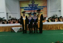 Inilah Wisudawan Terbaik UHO Periode Agustus-November WISUDA TERBAIK - Wisudawan terbaik periode Agustus-November 2016 gelombang pertama Fauzan Hidayat (ketiga dari kiri) dari program studi (prodi) Teknik Sipil, Fakultas Teknik bersama saudara kembarnya Rohmat Hidayat (kedua dari kiri) yang juga merupakan wisudawan terbaik prodi Teknik Sipil berfoto bersama dengan Rektor Universitas Halu Oleo (UHO) Kendari, Sulawesi Tenggara (Sultra) Usman Rianse (keempat dari kiri) dan Dekan Fakultas Teknik Mustarum Musaruddin (pertama dari kiri) di Auditorium Mokodompit, Rabu (9/11/2016). Fauzan Hidayat, kelahiran Kendari, 7 November 1993 ini meraih IPK 3,70 dengan lama studi 4 tahun 3 bulan. (RAMADHAN HAFID/ZONASULTRA.COM)