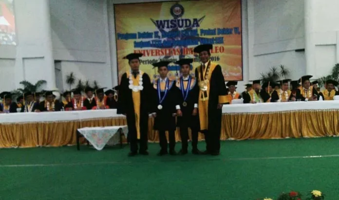 fauzab WISUDA TERBAIK - Wisudawan terbaik periode Agustus-November 2016 gelombang pertama Fauzan Hidayat (ketiga dari kiri) dari program studi (prodi) Teknik Sipil, Fakultas Teknik bersama saudara kembarnya Rohmat Hidayat (kedua dari kiri) yang juga merupakan wisudawan terbaik prodi Teknik Sipil berfoto bersama dengan Rektor Universitas Halu Oleo (UHO) Kendari, Sulawesi Tenggara (Sultra) Usman Rianse (keempat dari kiri) dan Dekan Fakultas Teknik Mustarum Musaruddin (pertama dari kiri) di Auditorium Mokodompit, Rabu (9/11/2016). Fauzan Hidayat, kelahiran Kendari, 7 November 1993 ini meraih IPK 3,70 dengan lama studi 4 tahun 3 bulan. (RAMADHAN HAFID/ZONASULTRA.COM)