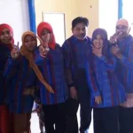Diduga Dukung Paslon Rajiun-Ahmad Lamani, Kepsek di Mubar Dilaporkan ke Panwaslih Foto Bersama Kepala Sekolah Menengah Atas (SMA) Negeri 1 Tikep dan dengan menujukan 2 jari di SMA N 1 Tikep,(Laode Pialo/ZONASULTRA.COM).