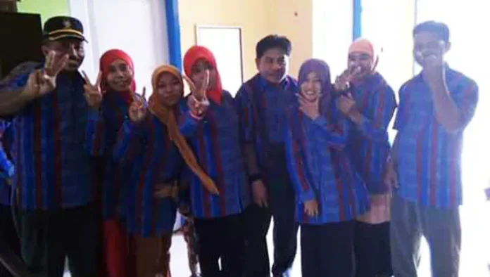 Foto Bersama Kepala Sekolah Menengah Atas (SMA) Negeri 1 Tikep dan dengan menujukan 2 jari di SMA N 1 Tikep,(Laode Pialo/ZONASULTRA.COM).