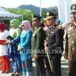 Upacara Hari Pahlawan, Bupati Konut Kenakan Pakaian Ala Jenderal Sudirman Upacara Hari Pahlawan, Bupati Konut Kenakan Pakaian Ala Jenderal Sudirman