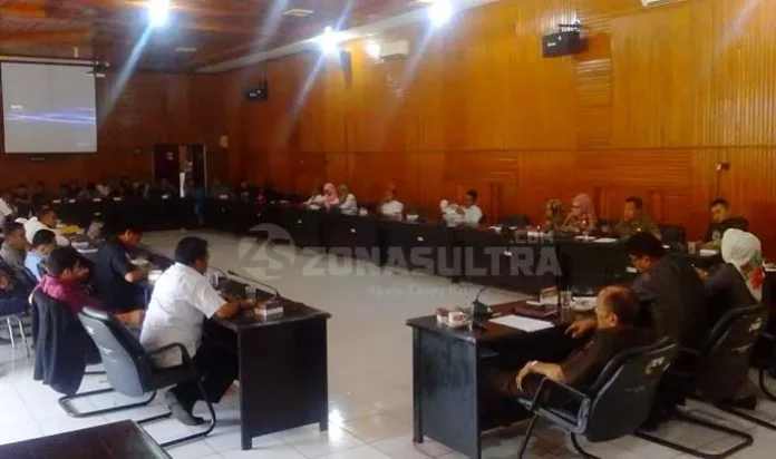 HEARING DPS - DPRD Kota Kendari melakukan hearing bersama KPU Kota Kendari dan masyarakat guna membahas adanya DPS siluman pada Pilwali Kendari. (M Rasman Saputra /ZONASULTRA.COM)
