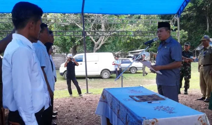 PELANTIKAN BPD-Terlihat Bupati Konawe Utara, H. Ruksamin melantik Ketua dan angota Badan permusyawaratan desa (BPD) di Kecamatan Lembo. Yang bertempat di pantai Desa Taipa. (Jefri/ZONASULTRA.COM).