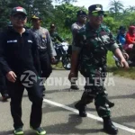 Lepas Barisan Gerak Jalan Napak Tilas, Ini Pesan Bupati Konut GERAK JALAN - Terlihat Bupati Ruksamin, Wakil Bupati Raup, Ketua DPRD Jefri Prananda, Kapolres Konawe AKBP Jemi Junaedi dan bersama rombongan saat gerak jalan napak tilas, yang dimulai dari Kelurahan Linomoiyo Kecamatan Oheo Konawe Utara, Sulawesi Tenggara (Sultra), Selasa (8/11/2016).(MURTAIDIN/ZONASULTRA.COM)