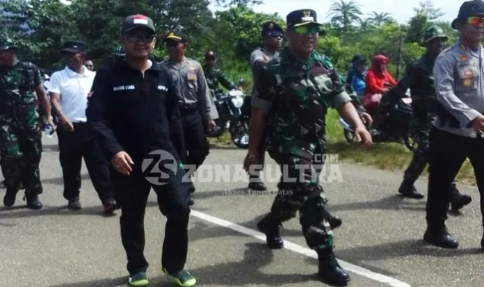GERAK JALAN - Terlihat Bupati Ruksamin, Wakil Bupati Raup, Ketua DPRD Jefri Prananda, Kapolres Konawe AKBP Jemi Junaedi dan bersama rombongan saat gerak jalan napak tilas, yang dimulai dari Kelurahan Linomoiyo Kecamatan Oheo Konawe Utara, Sulawesi Tenggara (Sultra), Selasa (8/11/2016).(MURTAIDIN/ZONASULTRA.COM)