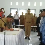 15 Pejabat Berganti, Ini pesan Bupati Koltim Proses pelantikan sejumlah Pejabat Eselon Tiga di Aula Kantor Bupati Kolaka Timur (Koltim), Senin (07/11/2016) sore tadi. Bupati Koltim Tony Herbiansyah langsung membacakan sumpah dan janji dihadapan sejumlah para pejabat dan sekaligus melantik secara resmi. (FOTO: JASPIN/ZONASULTRA.COM)