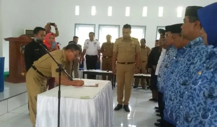 js Proses pelantikan sejumlah Pejabat Eselon Tiga di Aula Kantor Bupati Kolaka Timur (Koltim), Senin (07/11/2016) sore tadi. Bupati Koltim Tony Herbiansyah langsung membacakan sumpah dan janji dihadapan sejumlah para pejabat dan sekaligus melantik secara resmi. (FOTO: JASPIN/ZONASULTRA.COM)
