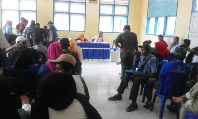 kades_koltim Suasana verifikasi berkas oleh para calon kepala desa di Aula Kantor Kecamatan Loeya Sabtu (12/11/2016), pagi tadi. (Foto : Jaspin/ZONASULTRA.COM)