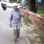 Impian Wajib Naik Tanah Suci Setelah 35 Tahun Berjualan Sapu Keliling Impian Wajib Naik Tanah Suci Setelah 35 Tahun Berjualan Sapu Keliling