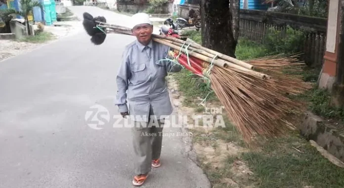 kakek_penjual_sapu Impian Wajib Naik Tanah Suci Setelah 35 Tahun Berjualan Sapu Keliling
