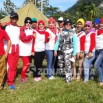 Gerak Jalan Napak Tilas, Dinkes Konut Gelar Pengobatan Gratis FOTO BERSAMA-Terlihat Kepala Dinas Kesehatan Kabupaten Konawe Utara, Nurjannah Efendi mengenakan pakaian loreng TNI bersama seluruh satafnya melakukan foto bersama dalam kegiatan pengobatan gratis, senam jantung sehat bebas asap rokok yang selenggarakan dalam kegiatan napak tilas mempringati hari pahlanwan 10 november. (Jefri/ZONASULTRA.COM).