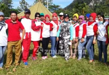 Gerak Jalan Napak Tilas, Dinkes Konut Gelar Pengobatan Gratis FOTO BERSAMA-Terlihat Kepala Dinas Kesehatan Kabupaten Konawe Utara, Nurjannah Efendi mengenakan pakaian loreng TNI bersama seluruh satafnya melakukan foto bersama dalam kegiatan pengobatan gratis, senam jantung sehat bebas asap rokok yang selenggarakan dalam kegiatan napak tilas mempringati hari pahlanwan 10 november. (Jefri/ZONASULTRA.COM).