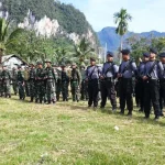 350 Petugas Gabungan Diturunkan Untuk Pengamanan Napak Tilas di Konut. PENGAMANAN NAPAK TILAS - Terlihat Ratusan Personil gabungan TNI, POLRI, Satpol PP sedang mengkuti penyerahan simbol dan pemberangkatan gerak jalan napak tilas dalam rangka meyambut hari pahlawan 10 november di Desa Linomoio, Kecamatan Oheo. (Jefri/ZONASULTRA.COM).