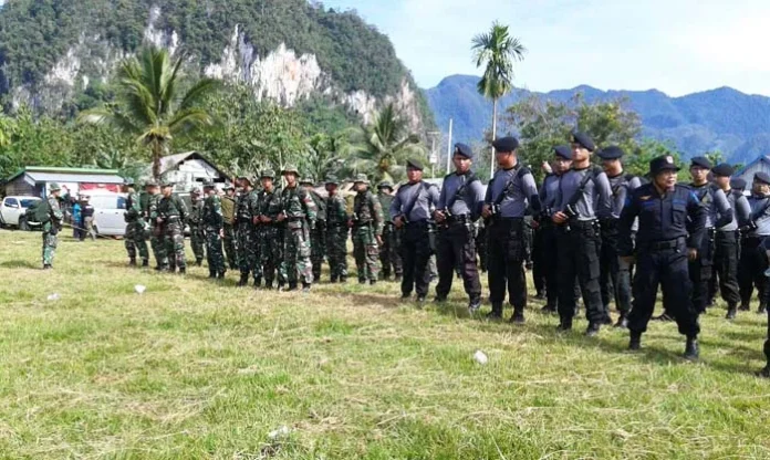 PENGAMANAN NAPAK TILAS - Terlihat Ratusan Personil gabungan TNI, POLRI, Satpol PP sedang mengkuti penyerahan simbol dan pemberangkatan gerak jalan napak tilas dalam rangka meyambut hari pahlawan 10 november di Desa Linomoio, Kecamatan Oheo. (Jefri/ZONASULTRA.COM).