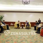 Menlu RI Temui Menteri Besar Sabah Bahas Keselamatan WNI Buton Mentri Luar Negeri Republik Indonesia (Menlu RI) melakukan pertemuan dengan Menteri Besar Sabah di Kota Kinabalu, Dato Musa Aman hari ini, Selasa (8/11/2016). Pertemuan ini untuk membahas keselamatan WNI asal Buton. ( Rizki Arifiani/ZONASULTRA.COM)