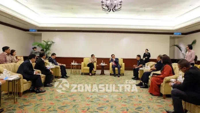 kem Mentri Luar Negeri Republik Indonesia (Menlu RI) melakukan pertemuan dengan Menteri Besar Sabah di Kota Kinabalu, Dato Musa Aman hari ini, Selasa (8/11/2016). Pertemuan ini untuk membahas keselamatan WNI asal Buton. ( Rizki Arifiani/ZONASULTRA.COM)