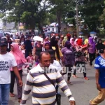 Ratusan Massa Berdemo Tuntut Kejelasan Pengungsi Korban Kerusuhan Ambon Maluku Ratusan Massa Berdemo Tuntut Kejelasan Pengungsi Korban Kerusuhan Ambon Maluku