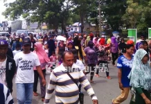 Ratusan Massa Berdemo Tuntut Kejelasan Pengungsi Korban Kerusuhan Ambon Maluku Ratusan Massa Berdemo Tuntut Kejelasan Pengungsi Korban Kerusuhan Ambon Maluku